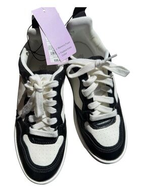 wild fable Black and White Low-Top Women's Sneakers